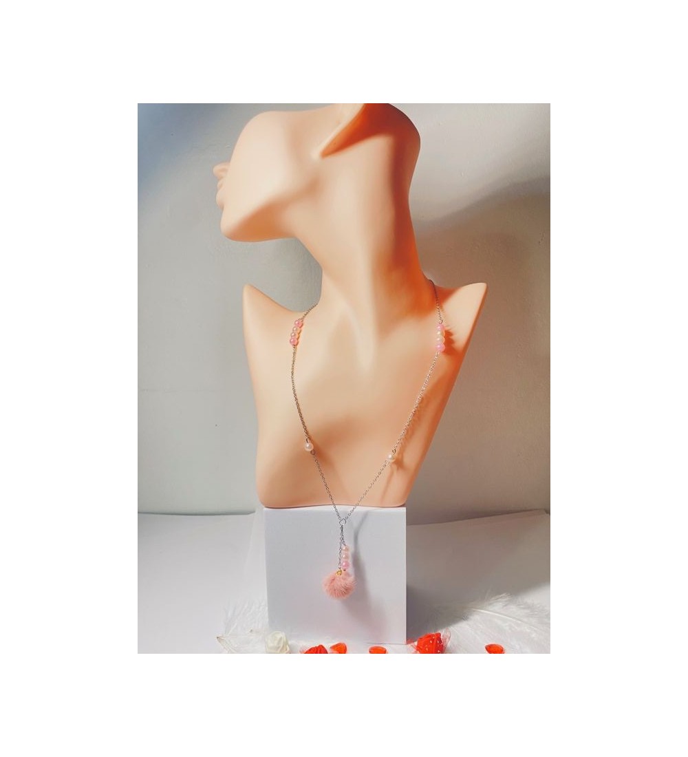 Collier argenté avec perles rose pâle et pompon rose