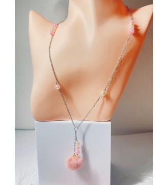 Collier argenté avec perles rose pâle et pompon rose
