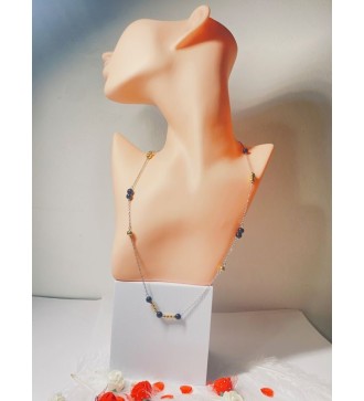 Collier argenté avec perles noires et dorées élégantes .
