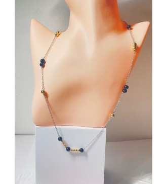 Collier argenté avec perles noires et dorées élégantes .
