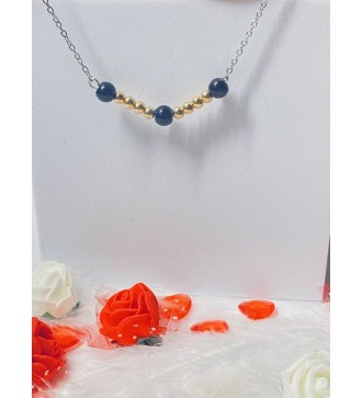 Collier argenté avec perles noires et dorées élégantes .