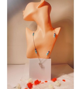 Collier argenté avec perles bleues et pendentif cœur en strass