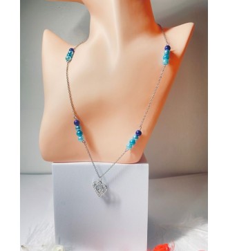 Collier argenté avec perles bleues et pendentif cœur en strass