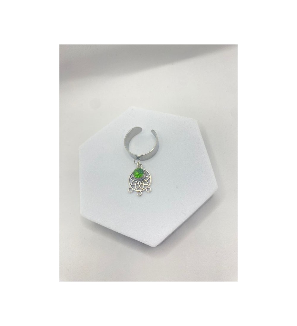 Bague ajustable avec pendentif rosace et pierre verte