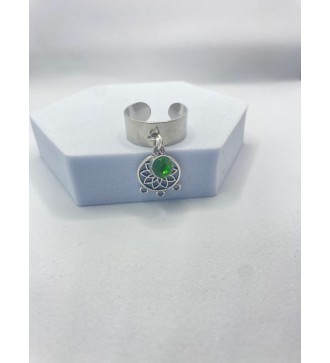 Bague ajustable avec pendentif rosace et pierre verte