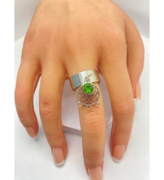 Bague ajustable avec pendentif rosace et pierre verte