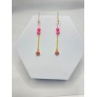 Bijoux de Romance – Boucles d’oreilles en chaîne dorée avec perles roses et pierre rose Bijoux de Romance – Boucles d’oreilles en chaîne dorée avec perles roses et pierre rose