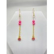 Bijoux de Romance – Boucles d’oreilles en chaîne dorée avec perles roses et pierre rose Bijoux de Romance – Boucles d’oreilles en chaîne dorée avec perles roses et pierre rose