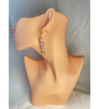 Boucles d'oreilles pendante or , perles blanches tachetées