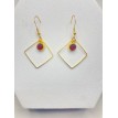 Carré Enflammé – Boucles d’oreilles losange en acier inoxydable plaqué or 24K avec pendentif  Carré Enflammé – Boucles d’oreilles losange en acier inoxydable plaqué or 24K avec pendentif