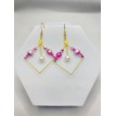 Bijoux des Rêveries – Boucles d’oreilles losange avec perles bicolores et pendentif perle blanche Bijoux des Rêveries – Boucles d’oreilles losange avec perles bicolores et pendentif perle blanche