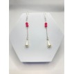 Romantisme – Boucles d’oreilles pendantes avec perles rouges et pendentif goutte blanche nacrée Romantisme – Boucles d’oreilles pendantes avec perles rouges et pendentif goutte blanche nacrée
