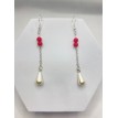 Romantisme – Boucles d’oreilles pendantes avec perles rouges et pendentif goutte blanche nacrée Romantisme – Boucles d’oreilles pendantes avec perles rouges et pendentif goutte blanche nacrée