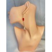 Romantisme – Boucles d’oreilles pendantes avec perles rouges et pendentif goutte blanche nacrée Romantisme – Boucles d’oreilles pendantes avec perles rouges et pendentif goutte blanche nacrée