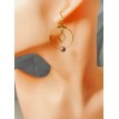 Diamant de Nuit – Boucles d’oreilles créoles avec perle grise métallisée et pendentif losange Diamant de Nuit – Boucles d’oreilles créoles avec perle grise métallisée et pendentif losange