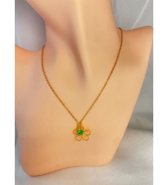 Collier or avec pendentif fleur dorée et et pierre verte