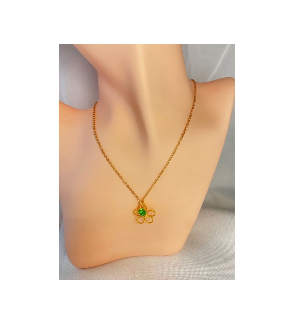 Collier or avec pendentif fleur dorée et et pierre verte