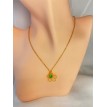 Éclat Floral – Collier en acier inoxydable plaqué or 24K avec pendentif fleur dorée et pierre verte Éclat Floral – Collier en acier inoxydable plaqué or 24K avec pendentif fleur dorée et pierre verte