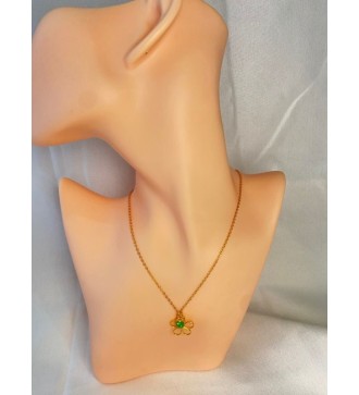 Collier or avec pendentif fleur dorée et et pierre verte