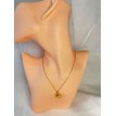 Éclat Floral – Collier en acier inoxydable plaqué or 24K avec pendentif fleur dorée et pierre verte Éclat Floral – Collier en acier inoxydable plaqué or 24K avec pendentif fleur dorée et pierre verte