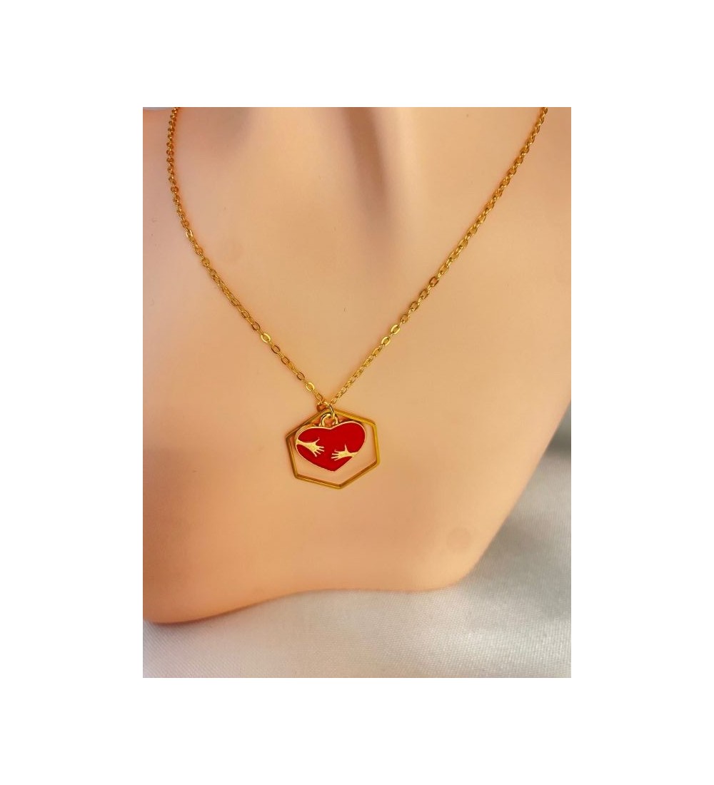 Collier or avec pendentif coeur rouge et mains dorées