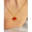 Cœur entre Mains – Collier avec pendentif octogonal, cœur rouge et mains dorées Cœur entre Mains – Collier avec pendentif octogonal, cœur rouge et mains dorées