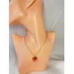 Cœur entre Mains – Collier avec pendentif octogonal, cœur rouge et mains dorées Cœur entre Mains – Collier avec pendentif octogonal, cœur rouge et mains dorées