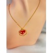Cœur entre Mains – Collier avec pendentif octogonal, cœur rouge et mains dorées Cœur entre Mains – Collier avec pendentif octogonal, cœur rouge et mains dorées