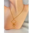 Carré Lumineux – Collier en acier inoxydable plaqué or 24K avec pendentif trio de carrés dorés Carré Lumineux – Collier en acier inoxydable plaqué or 24K avec pendentif trio de carrés dorés