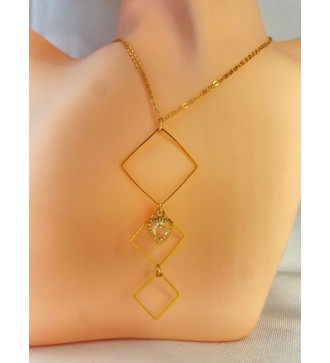 Collier or avec pendentif carré doré et coeur transparent
