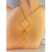 Carré Lumineux – Collier en acier inoxydable plaqué or 24K avec pendentif trio de carrés dorés Carré Lumineux – Collier en acier inoxydable plaqué or 24K avec pendentif trio de carrés dorés