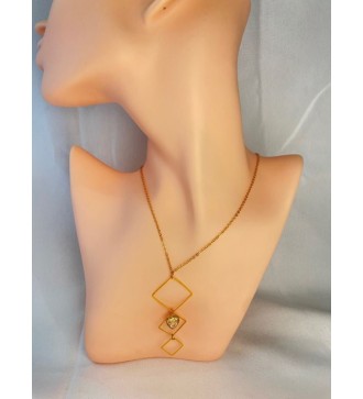 Collier or avec pendentif carré doré et coeur transparent