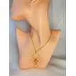 Carré Lumineux – Collier en acier inoxydable plaqué or 24K avec pendentif trio de carrés dorés Carré Lumineux – Collier en acier inoxydable plaqué or 24K avec pendentif trio de carrés dorés