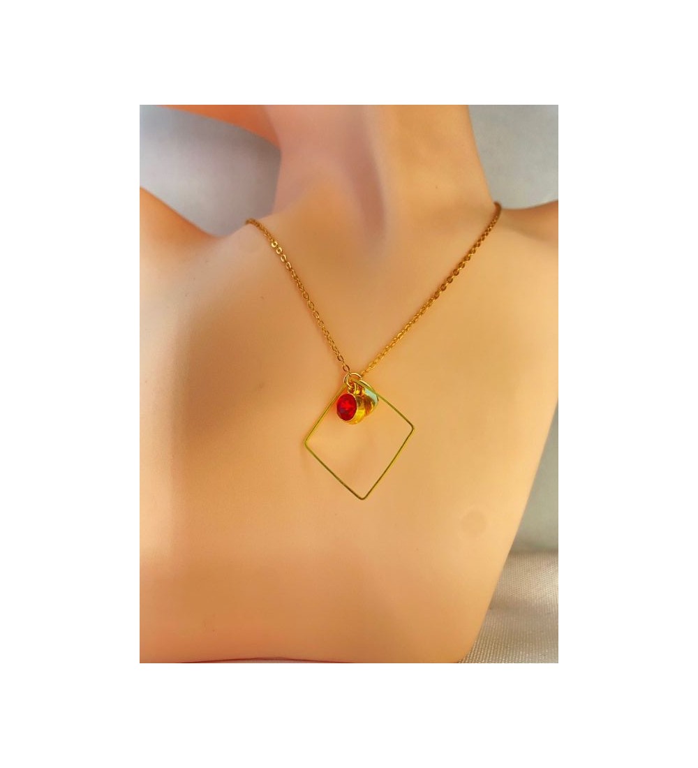 Collier or avec pendentif losange , coeur doré et pierre rouge