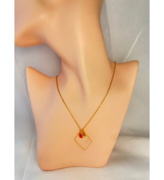 Collier or avec pendentif losange , coeur doré et pierre rouge
