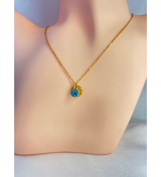Collier en or avec médaillon strié et pierre bleu azur