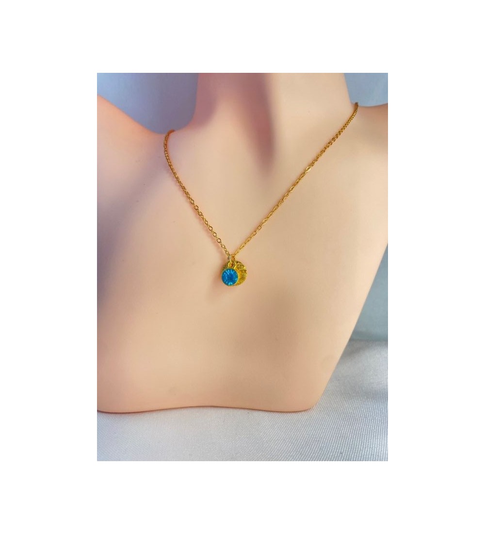 Collier en or avec médaillon strié et pierre bleu azur