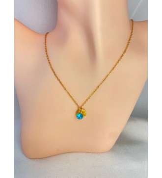 Collier en or avec médaillon strié et pierre bleu azur