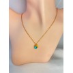 Collier en or avec médaillon strié et pierre bleu azur – Médaillon Azur Collier en or avec médaillon strié et pierre bleu azur – Médaillon Azur