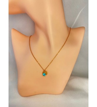 Collier en or avec médaillon strié et pierre bleu azur