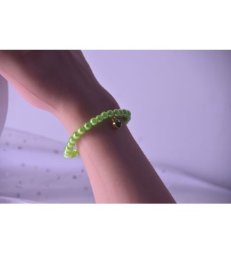 Bracelet en perles vertes avec pendentif pierre et feuille