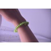Bracelet Rêve de Forêt en perles vertes avec pendentif pierre et feuille dorée Bracelet Rêve de Forêt en perles vertes avec pendentif pierre et feuille dorée