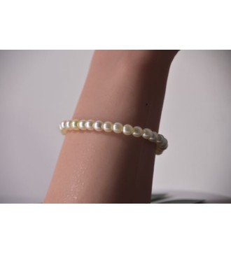 Bracelet en perles blanches , chic et confortable