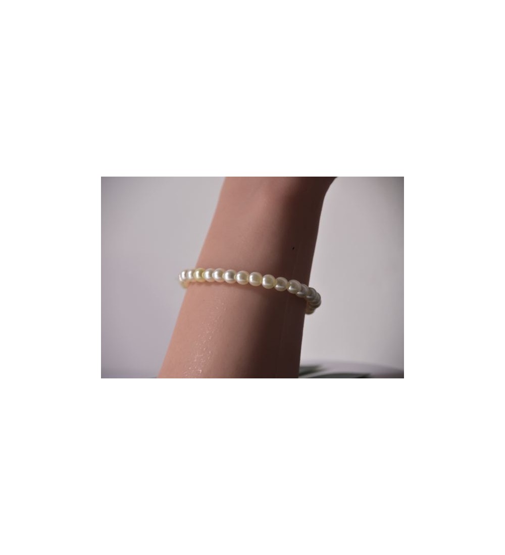 Bracelet en perles blanches , chic et confortable