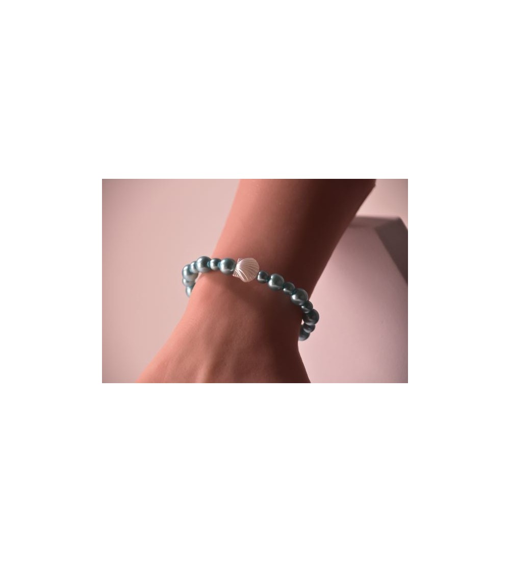 Bracelet en perles bleu ciel avec pendentif coquillage