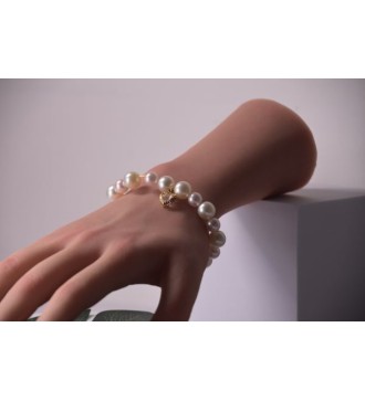 Bracelet en perles blanches avec pendentif coeur doré