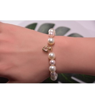 Bracelet en perles blanches avec pendentif coeur doré