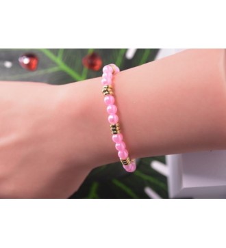 Bracelet en perles roses avec anneaux dorés chic et élégant