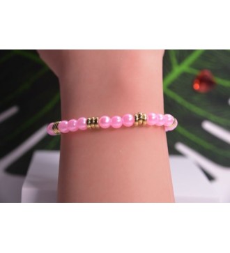 Bracelet en perles roses avec anneaux dorés chic et élégant