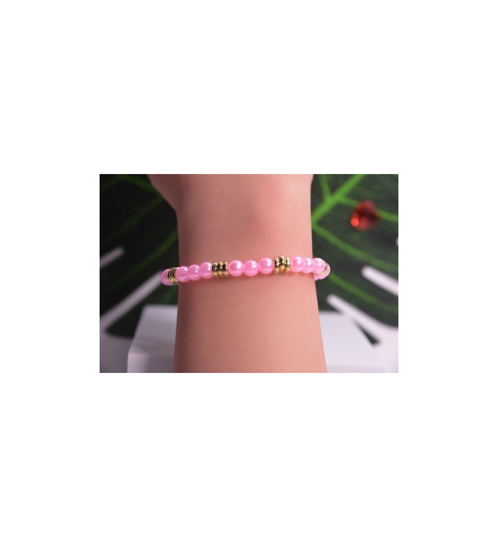 Bracelet en perles roses avec anneaux dorés chic et élégant
